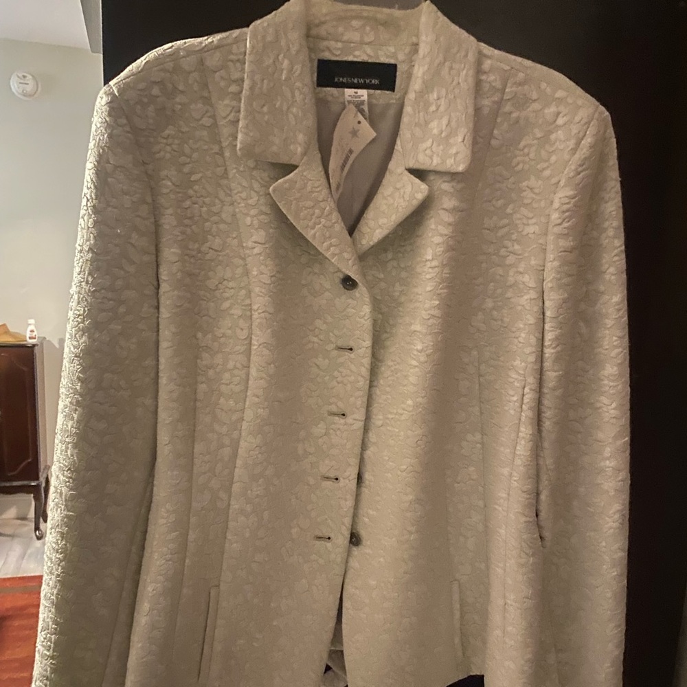 Beautiful, light gray Jones New York Jacket.